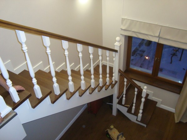 деревянная с белым лестница сверху