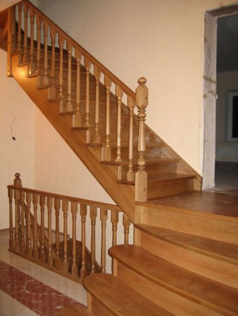 деревянная лестница снизу